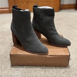 NWT (no box) Anthropologie Violet & Red Meagan Gray Boots